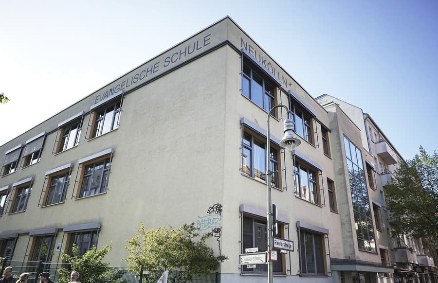 Dve dievčatá utrpeli zranenia pri útoku nožom na základnej škole v Berlíne