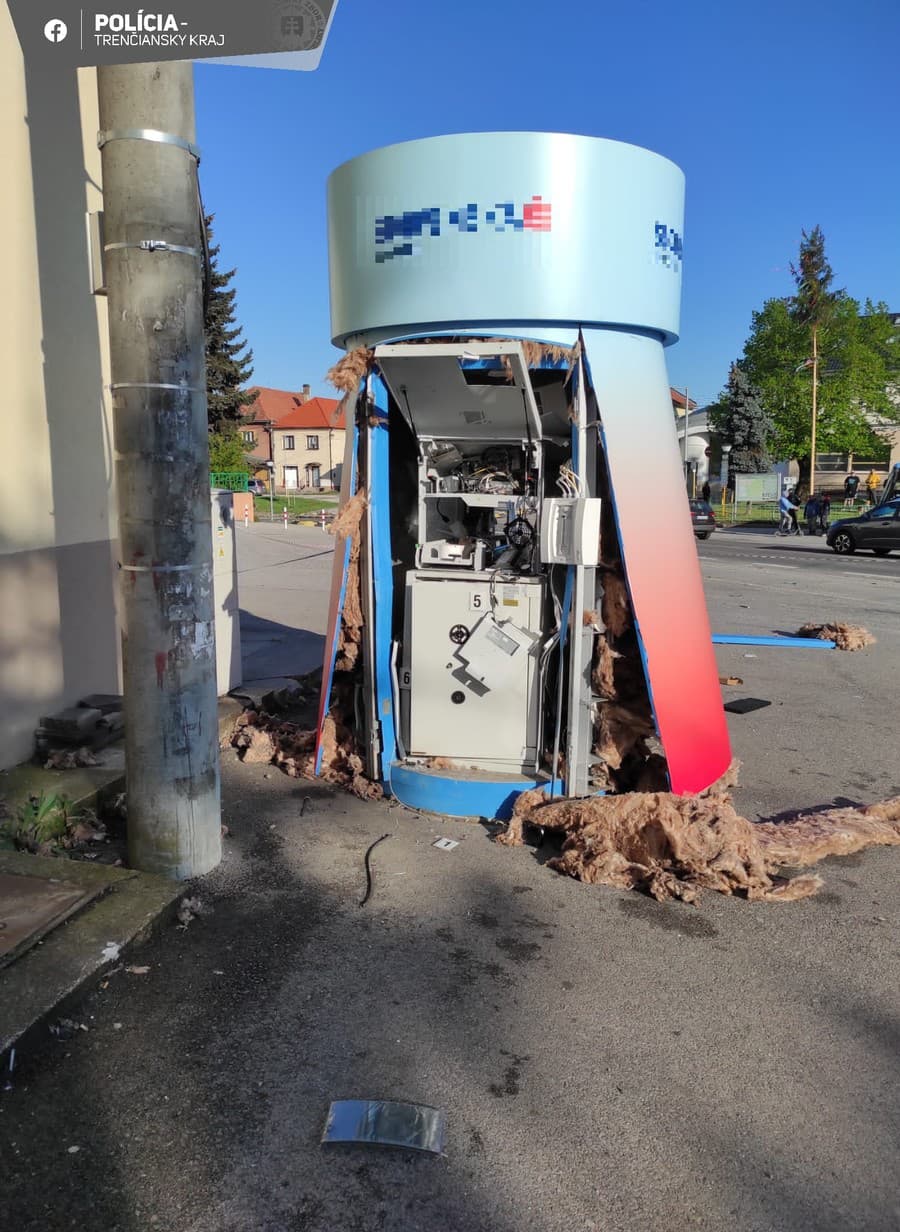 Polícia vyšetruje okolnosti výbuchu bankomatu v Oslanoch, po páchateľoch pátra