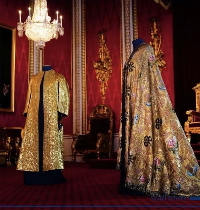 Vyšívaná zlatá tunika (vľavo) z roku 1911, ktorú bude mať na sebe oblečenú britský kráľ Karol III. počas pomazania a následne bude mať potom na tunike ešte oblečený kráľovský plašť (vpravo) z roku 1821.