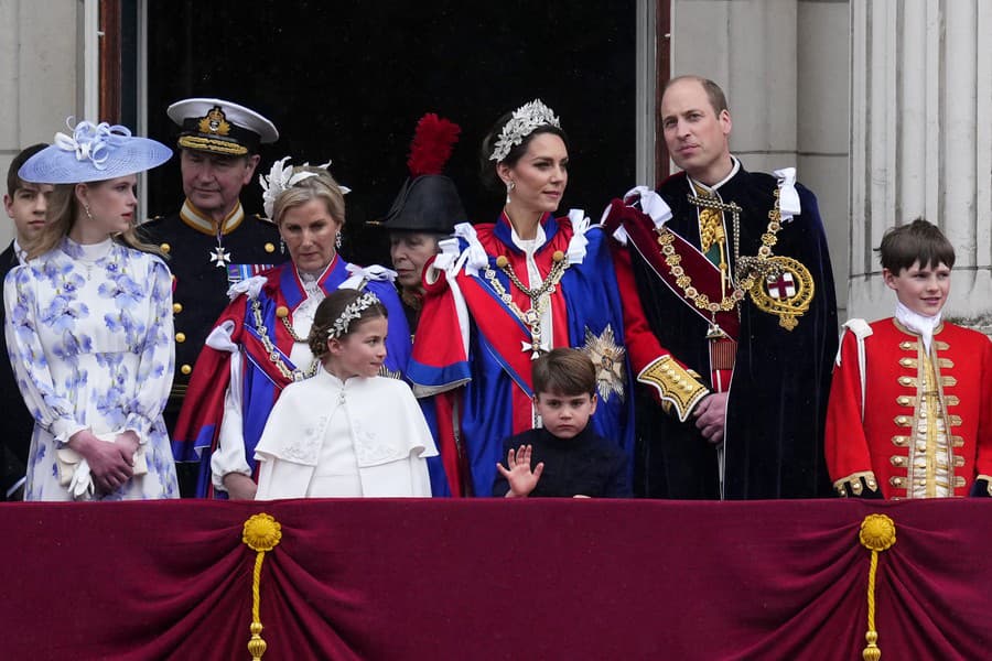 Kráľovská rodina čelí kritike: