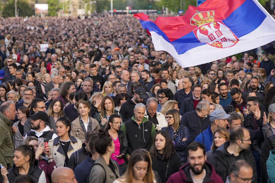 Davy ľudí sa vybrali do ulíc po streľbách v Srbsku