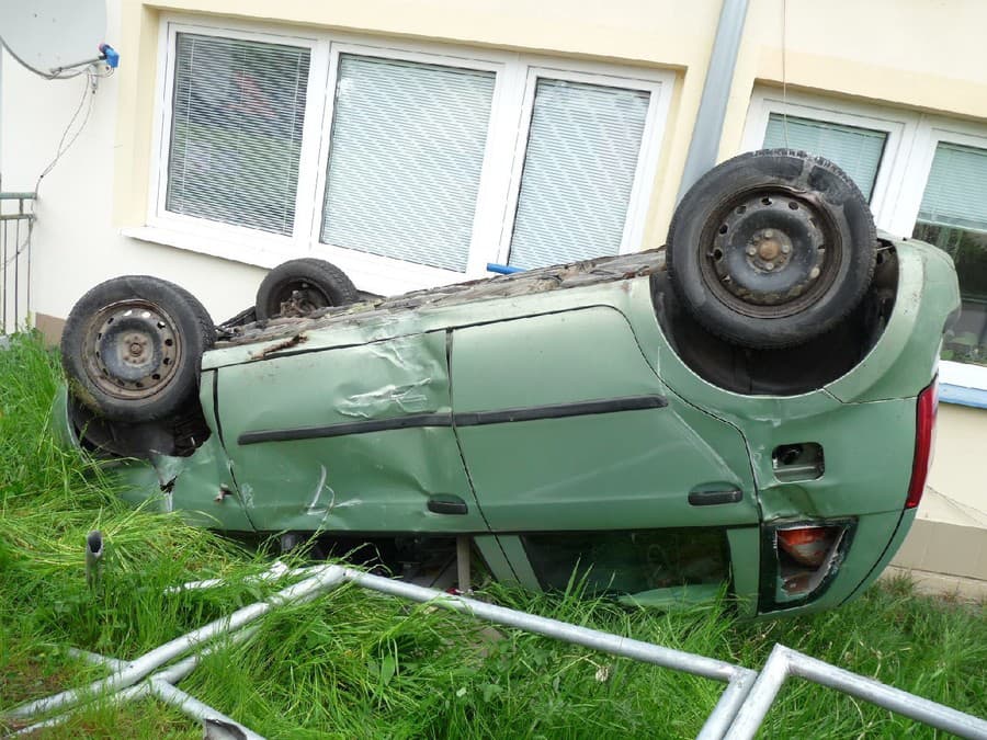 Osobné auto v Brvnište skončilo po nehode na streche opreté o bytovku