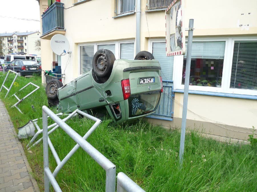 Osobné auto v Brvnište skončilo po nehode na streche opreté o bytovku