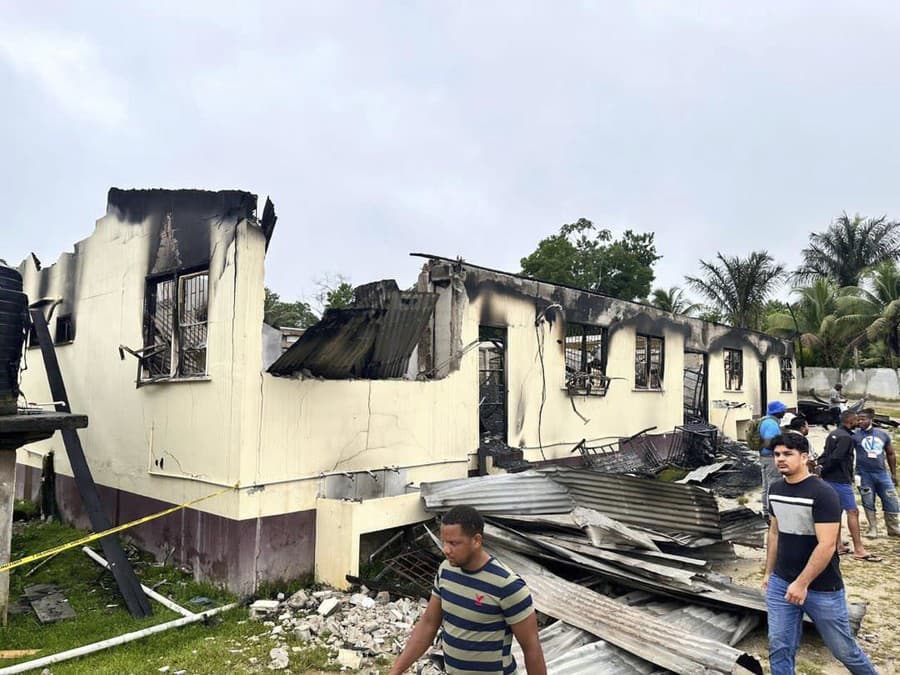 Pozostatky po požiari internátu v Guyane