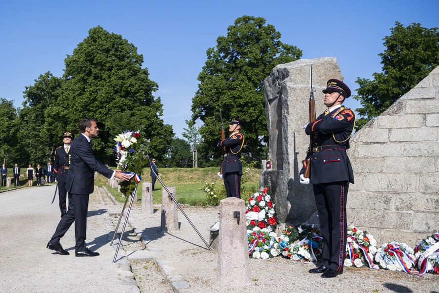 Prezident Francúzskej republiky Emmanuel Macron (vpravo) počas pietneho aktu pri pamätníku Milana Rastislava  Štefánika v obci Ivanka pri Dunaji.