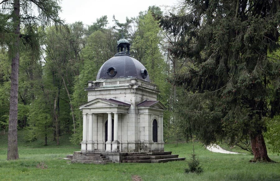 Mauzóleum továrnika Jozefa Schreibera zo začiatku 19. storočia v historickom parku v Lednických Rovniach.