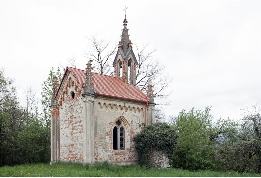 Novogotická kaplnka rodiny Medňanských v Bohuniciach pri Ilave z roku 1866.