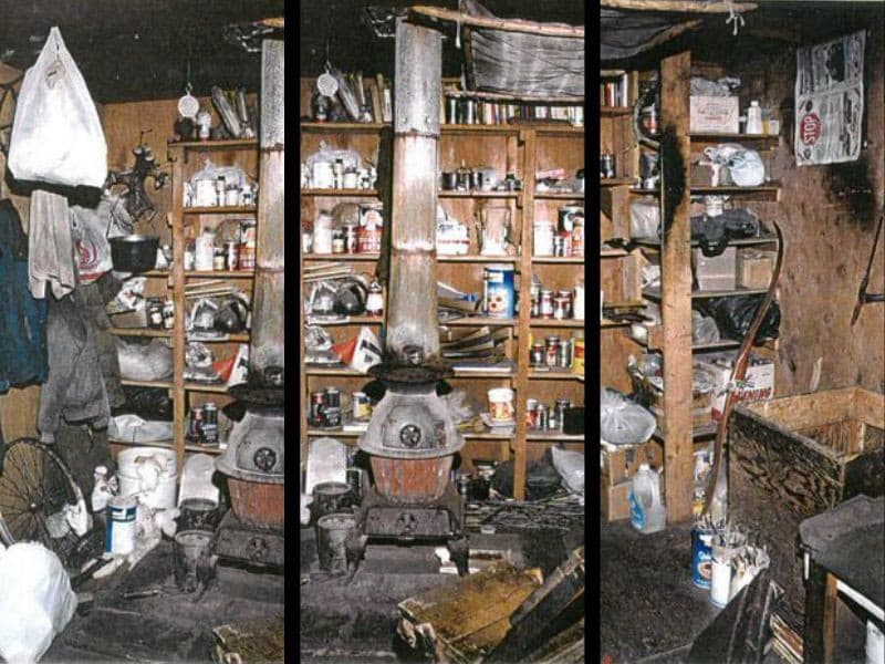 Pohľad do obydlia Teda Kaczynského z troch uhlov. Foto: FBI