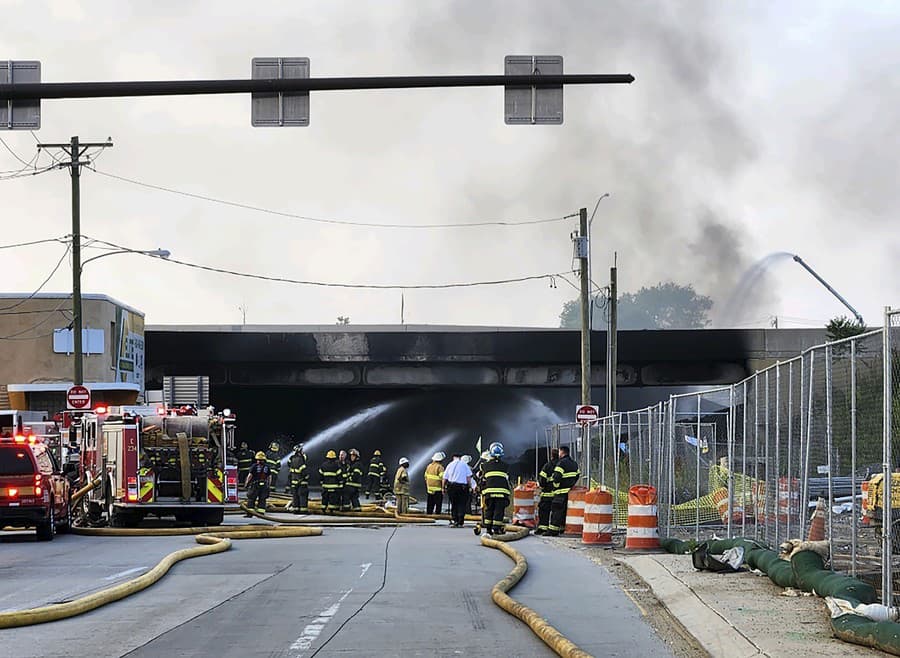 Zrútenie mosta po požiari nákladného auta 