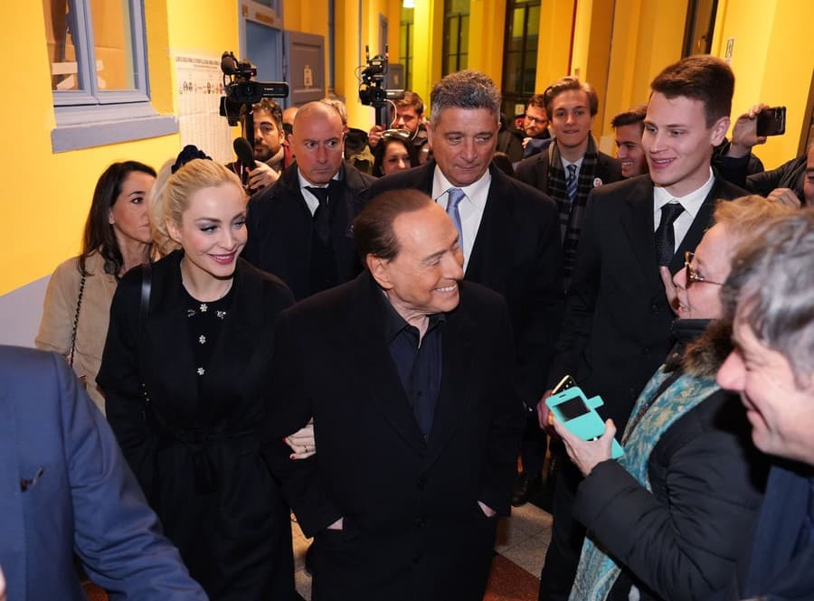 Silvio Berlusconi so svojou o pol storočie mladšou partnerkou Martou Fascinaovou