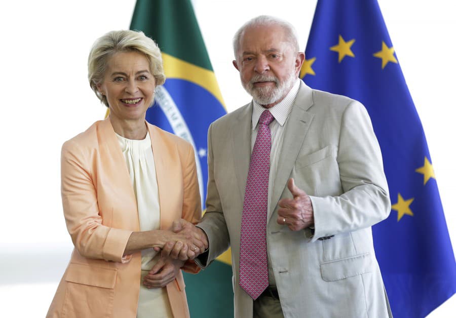 Brazílsky prezident Luiz Inácio Lula da Silva a predsedníčka Európskej komisie Ursula von der Leyenová