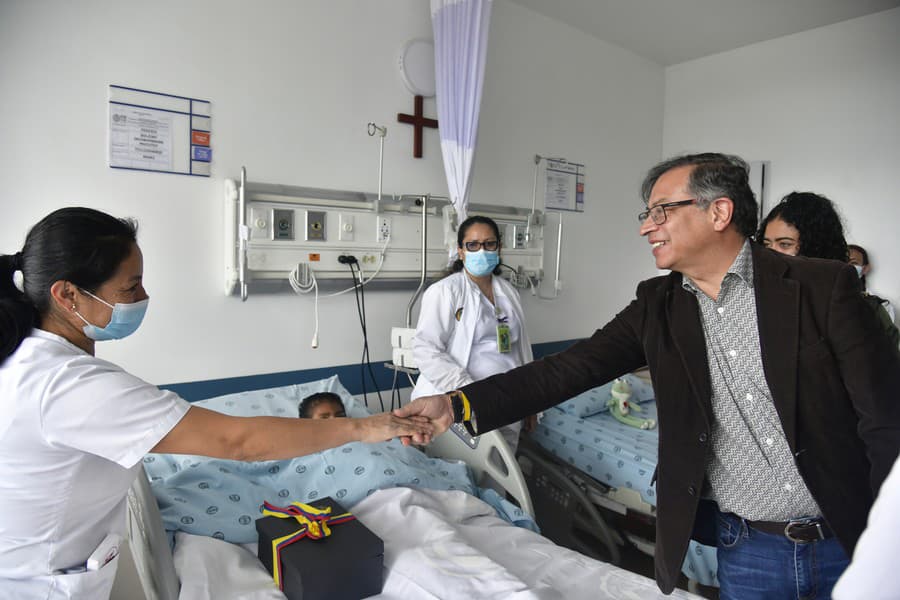 Kolumbijský prezident Gustavo Petro bol navštíviť deti v nemocnici.