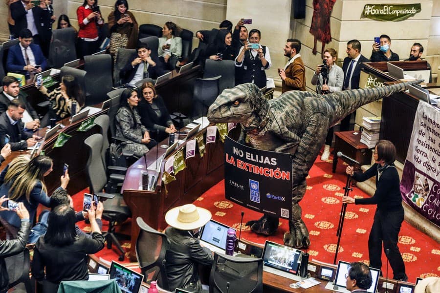 Do parlamentu vtrhol dinosaurus:
