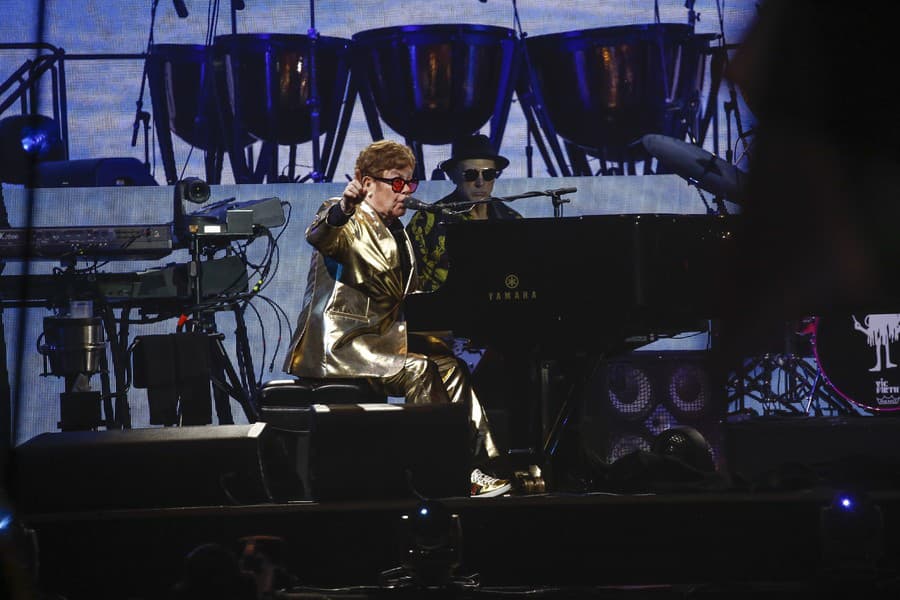 Elton John počas včerajšieho koncertu na festivale Glastonbury