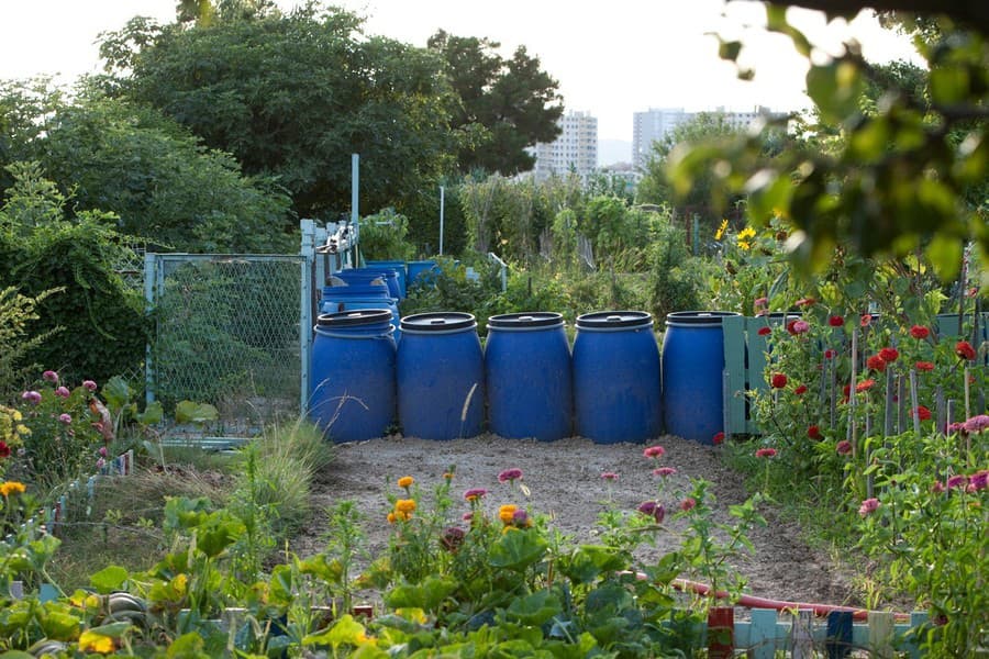 Záhradné sudy na vodu. 