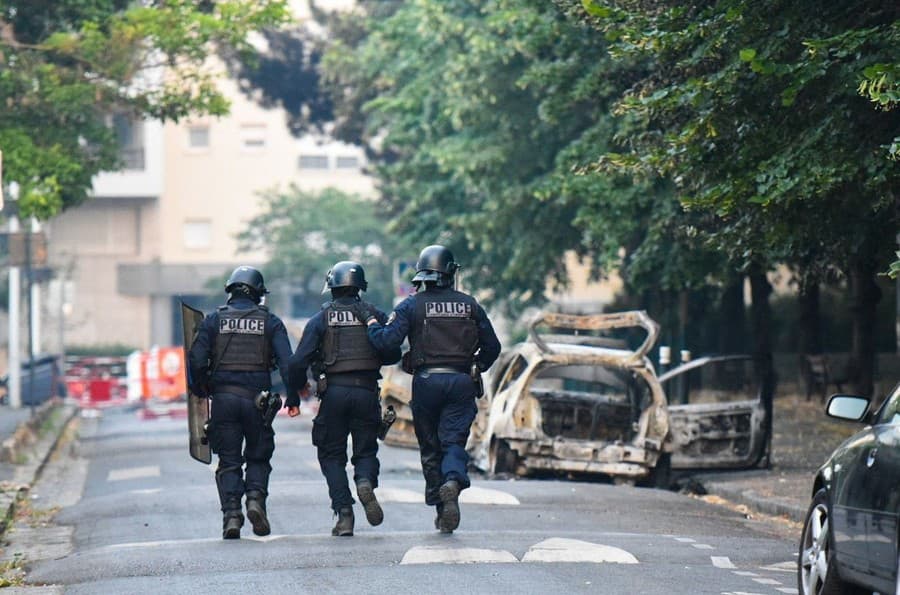 Nepokoje na predmestiach Paríža