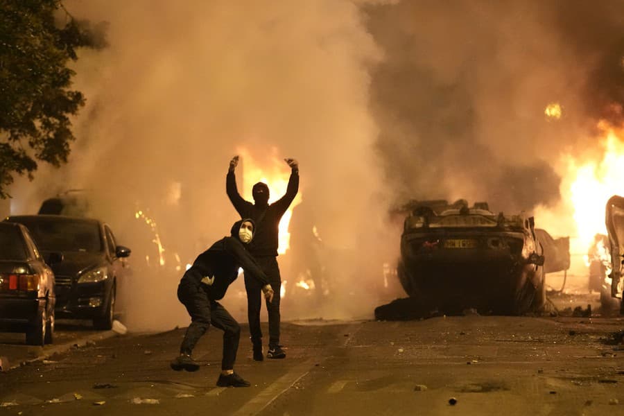Smrť tínedžera počas dopravnej kontroly vyvolala vo Francúzsku násilné protesty
