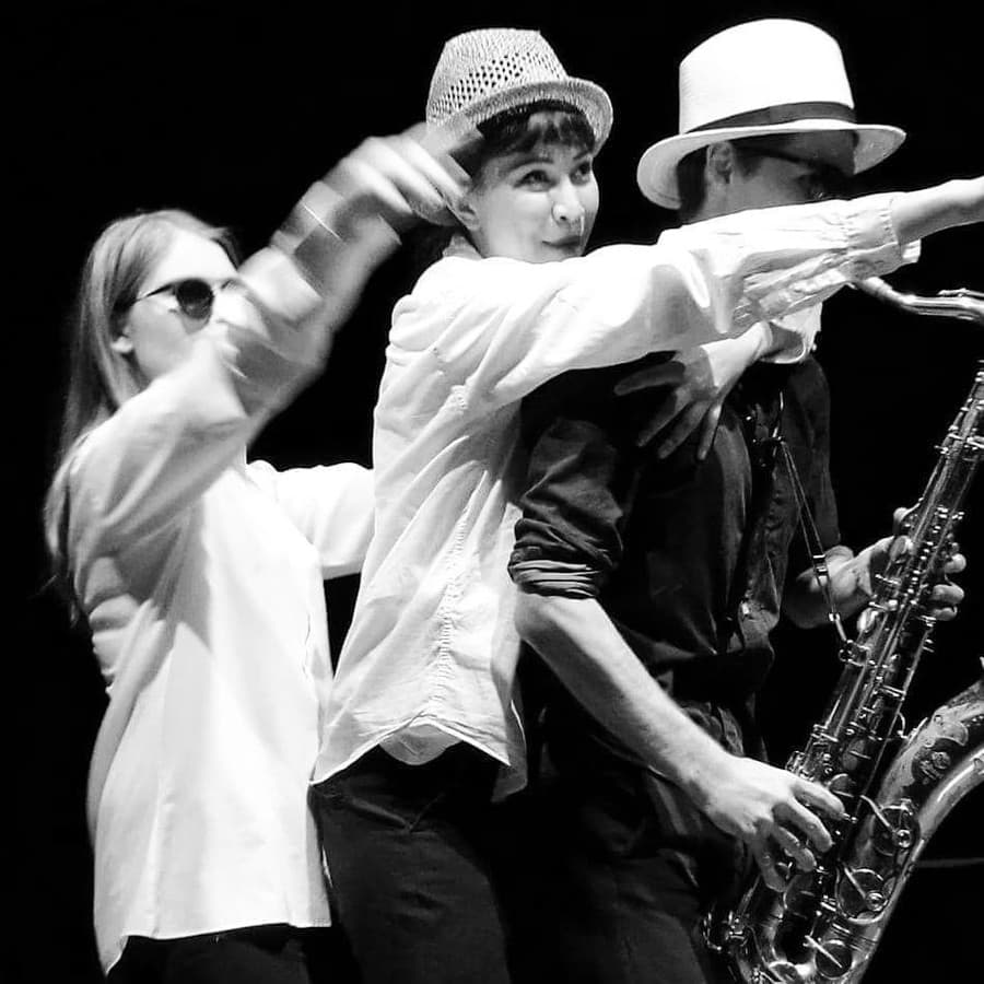 Predstavenie Abstraktná láska umeleckej skupinyTroubadours21 (Lucie Szabová je v strede). Foto: Gerald Geerink