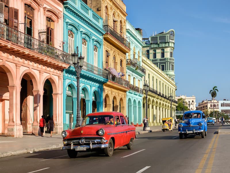 Farebné veterány sú pre Havanu typické rovnako ako hudba, rum či cigary. 
