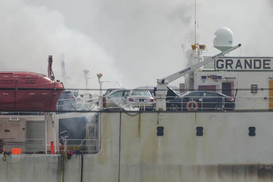 Požiar na nákladnej lodi s autami v New Jersey