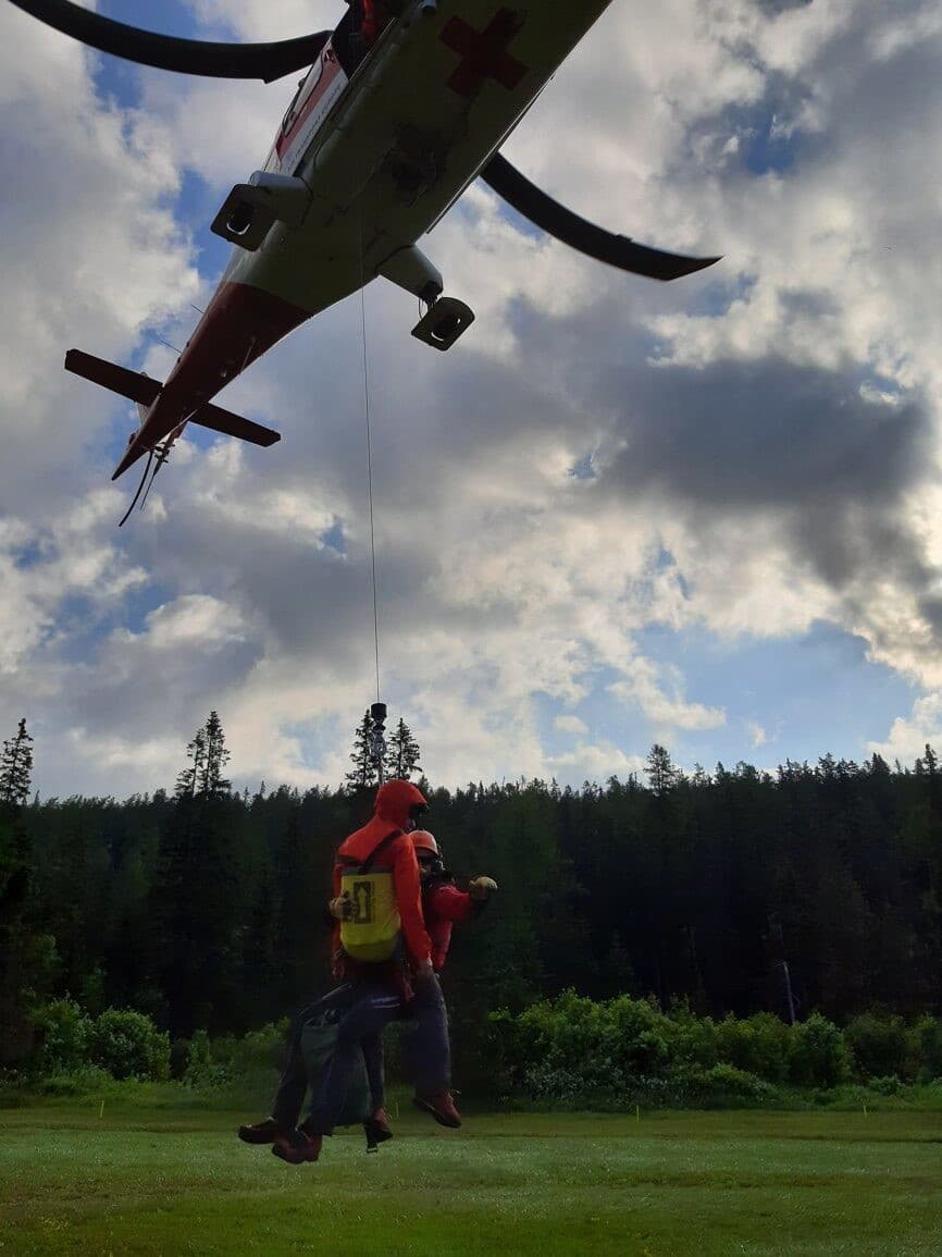 Horskí aj leteckí záchranári v sobotu ráno pomáhali Poliakom vo Vysokých Tatrách.