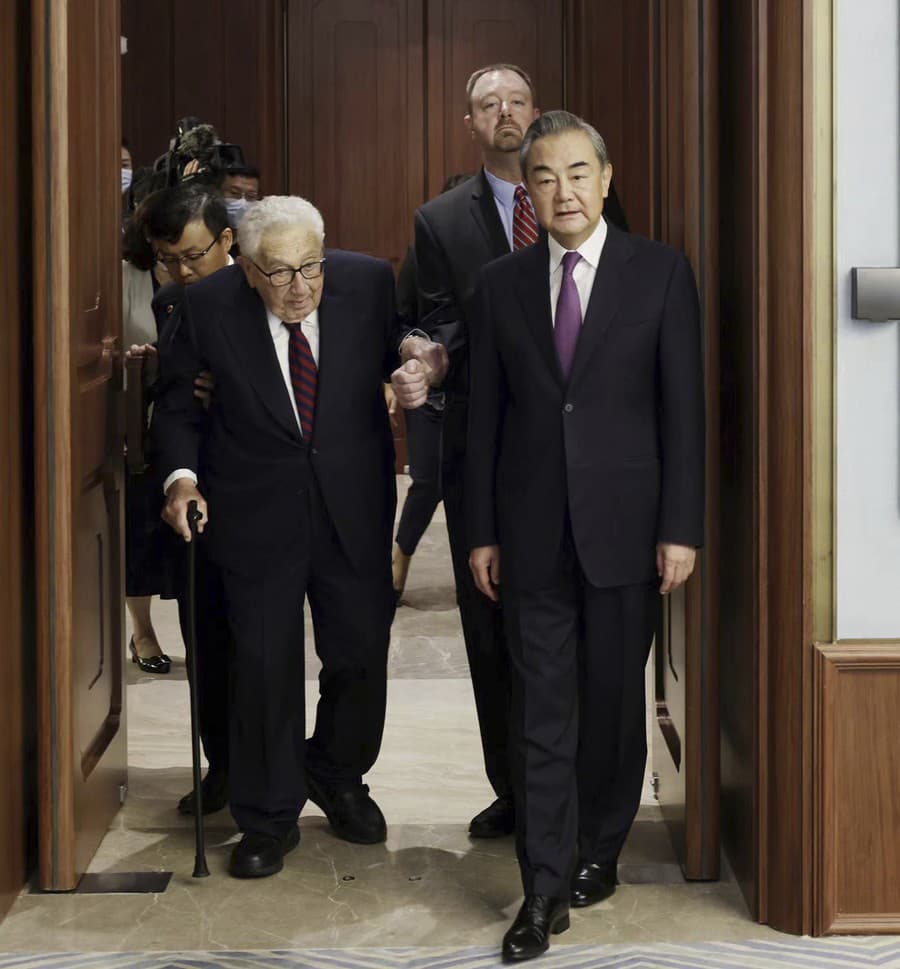 Diplomat Wang I spolu s bývalým americkým ministrom zahraničných vecí Henrym Kissingerom.