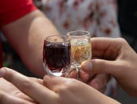 Tragédia po pití domáceho alkoholu: Desiatky mŕtvych, po metanole slepnú a zlyháva im mozog