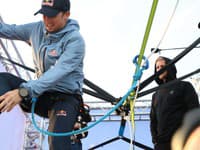 Vo výške približne 100 metrov nad Bratislavou predvádza Jaan Roose svoje umenie na slackline