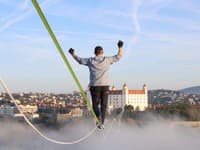 Vo výške približne 100 metrov nad Bratislavou predvádza Jaan Roose svoje umenie na slackline