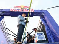 Vo výške približne 100 metrov nad Bratislavou predvádza Jaan Roose svoje umenie na slackline