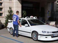 So známym hercom z filmu Taxi Samy Nacerim dorazilo na Slovensko aj jeho legendárne auto.