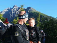 Policajti a záchranári vyniesli na Zbojnícku chatu viac ako tonu materiálu
