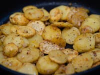 Máte problém s tvrdými či pripálenými zemiakmi? Stačí pridať TÚTO bežnú surovinu a budú ako z reštaurácie