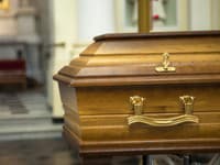 Súčasť pohrebu, aká sa len tak NEVIDÍ! Nezvyčajná iniciatíva hrobára s rakvami ľudí poriadne zaskočí