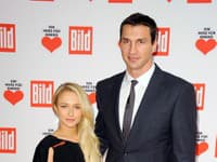 Drobná a útla Hayden Panettiere s urasteným boxeristom Vladimírom Kličkom