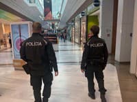 Polícia vykonáva kontrolu maloobchodných prevádzok