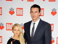 Drobná a útla Hayden Panettiere s urasteným boxeristom Vladimírom Kličkom