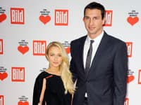 Drobná a útla Hayden Panettiere s urasteným boxeristom Vladimírom Kličkom