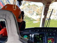 Pohľad záchranárov cez kabínu vrtuľníka VZZS na jesenné Tatry

