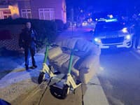 Policajti na ceste NEVERILI vlastným očiam! Pozrite, na ČOM sa dvaja muži viezli po ulici