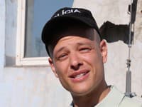 Samuel Miškov počas nakrúcania videoklipu ako policajt