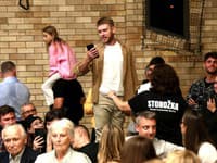 Medzi hosťami sa v Austrálii našiel muž, ktorý pred delegáciou vystúpil s kritickými slovami