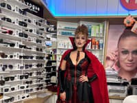 Karin Haydu na Halooweenskom upírskom bále v Alensa