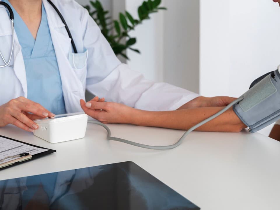 Kardiológ v ambulancii pacientku