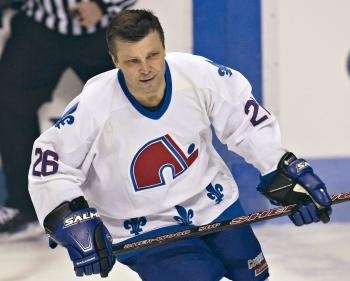 Peter Šťastný počas zápasu legiend NHL