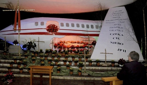 Maketa lietadla Tu-154 na pamiatku obetí havárie