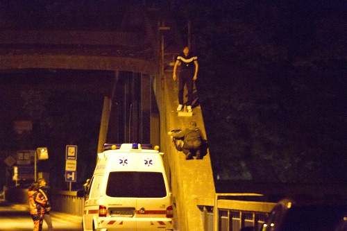 Na Krajinský most v Piešťanoch vyliezol muž (26) z Veľkých Ripian.