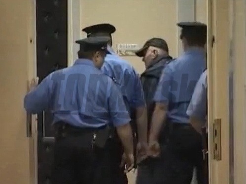 Ratka Mladiča eskortujú pred súd