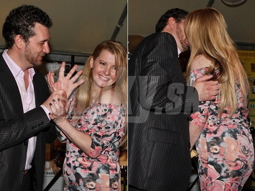 Iveta Bartošová sa v spoločnosti mladého milenca odviazala.