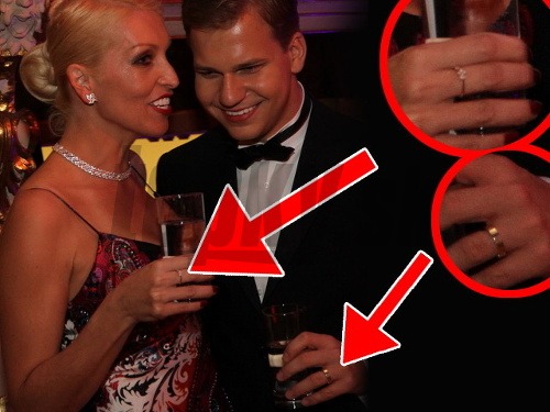 Martin Chodúr so svojou priateľkou. Ruky im zdobia takéto prstene.